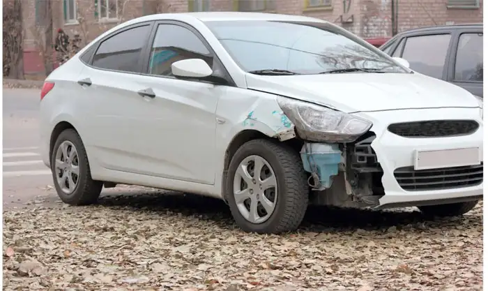 Weiße Limousine mit Motorschaden in Hemmingen